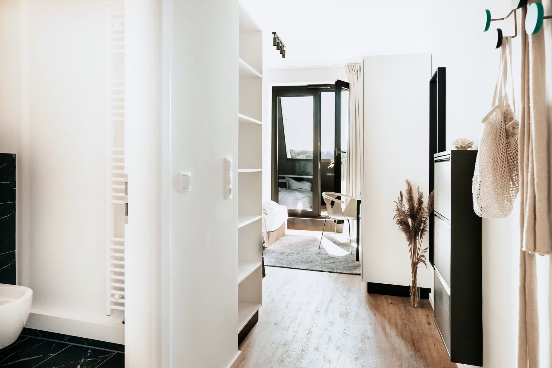 Flur mit Regal und Blick in den Wohnraum