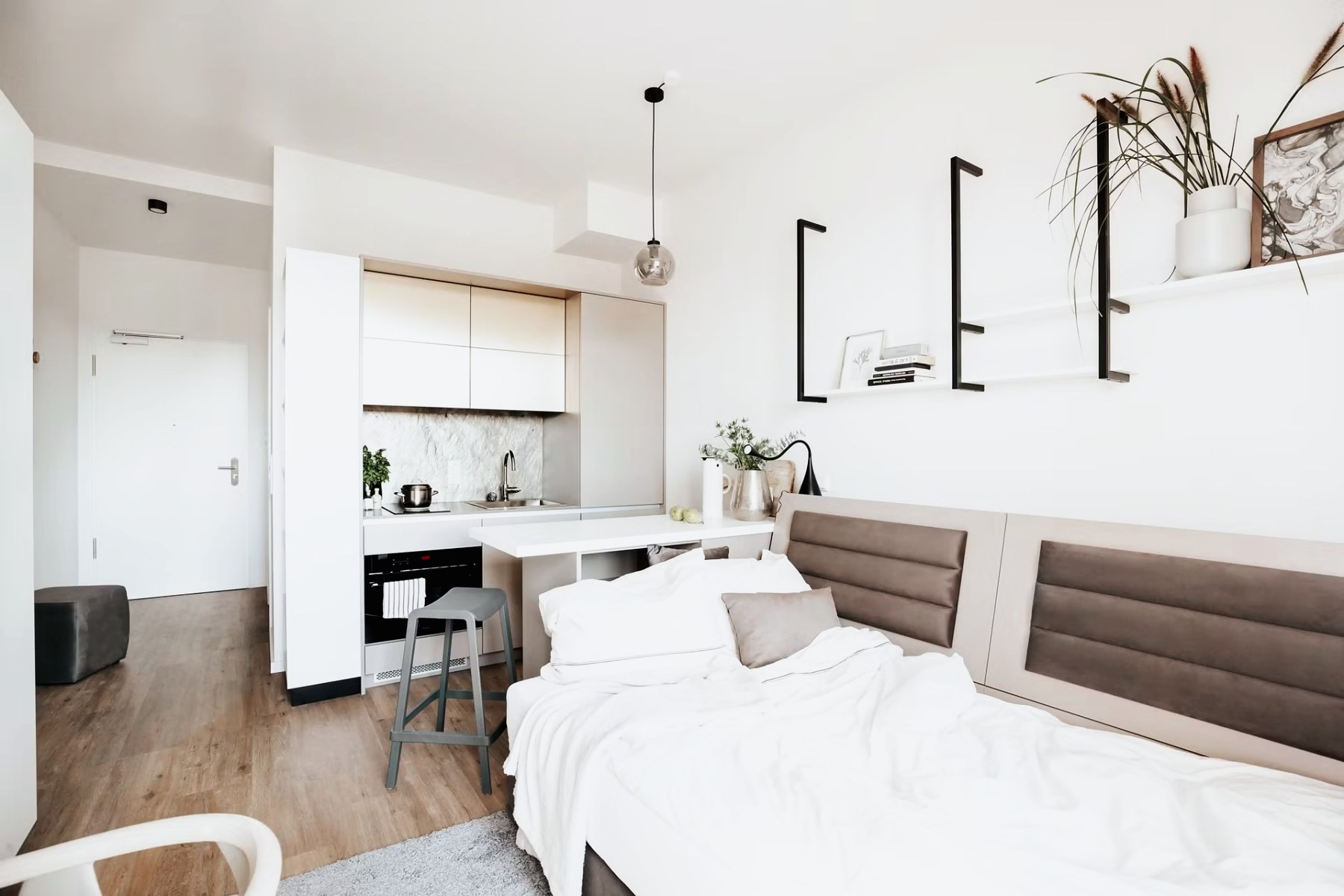 Studio mit Bett und Küchenzeile