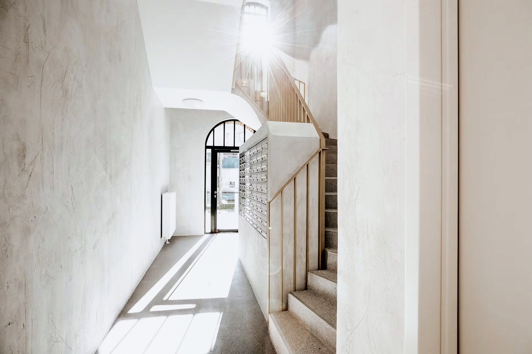 Hauseingang mit Briefkästen und Treppe