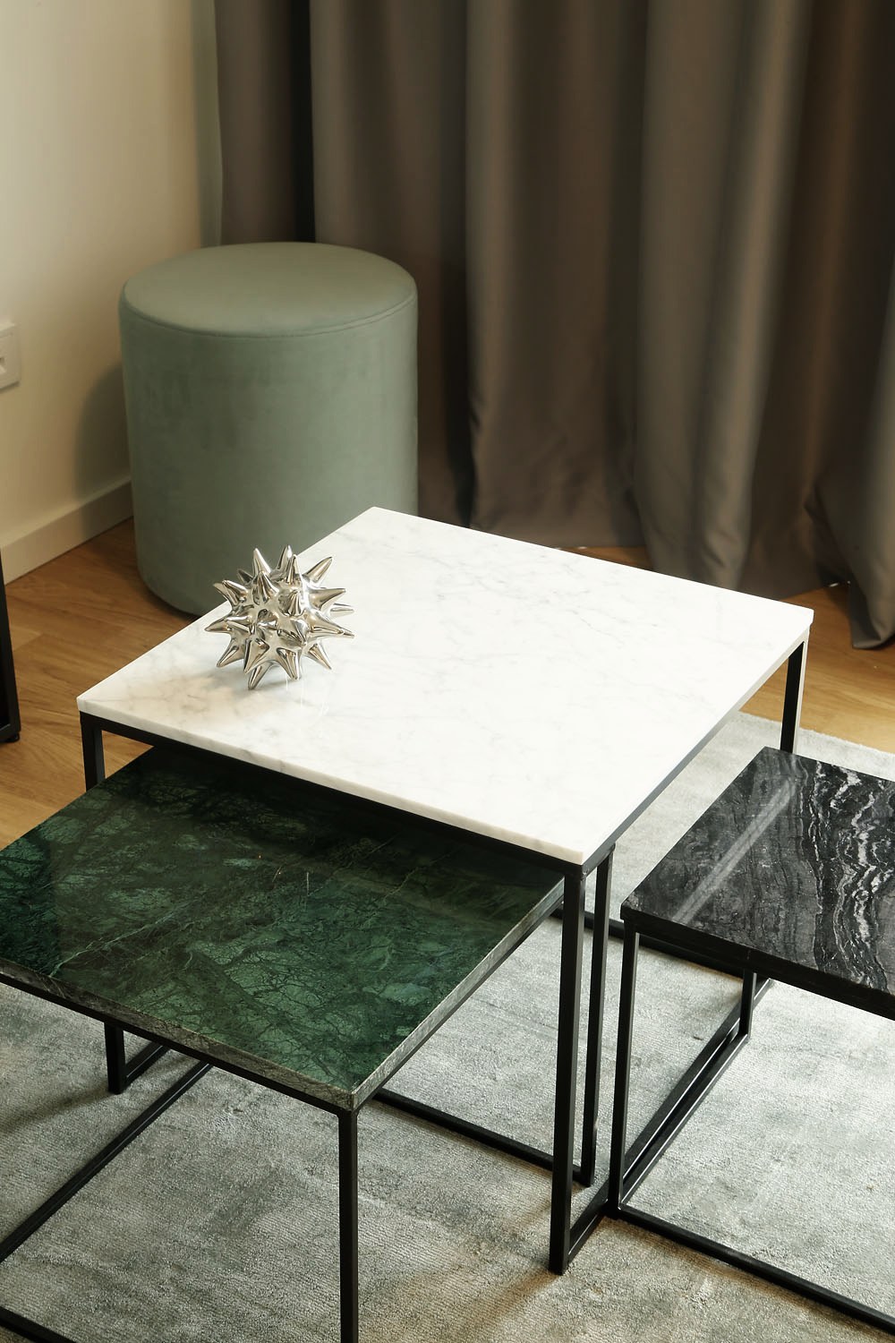 Couchtische mit Marmorplatten und Metallgestell